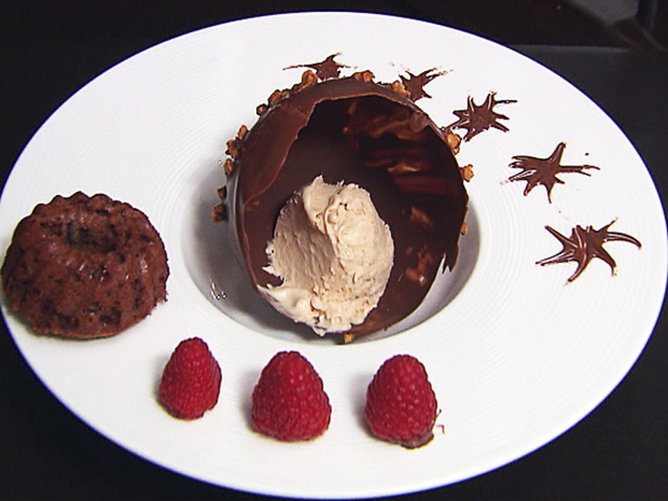 Schoko-Schalen mit Portwein-Eis, Kleine Rotwein-Küchlein mit Himbeeren
