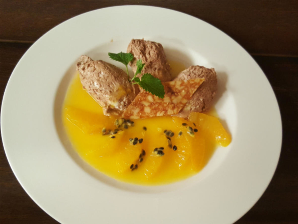 Nougat-Mousse mit Orangenkompott und Pinienkern-Walnuss-Krokant