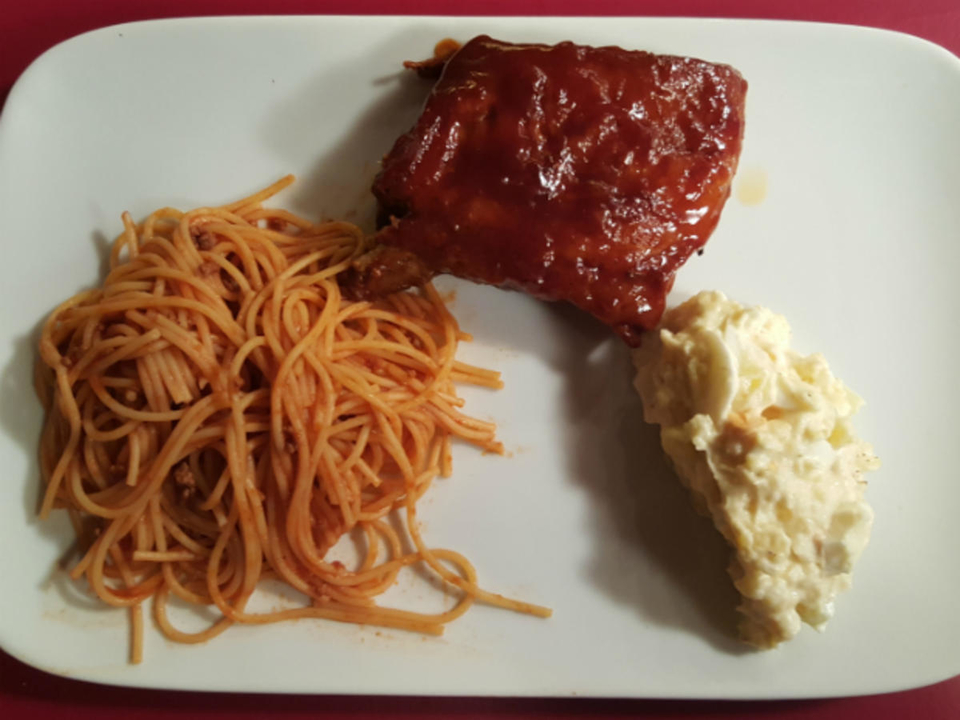 BBQ Spare Ribs, American Kartoffelsalat und Sweet Spaghetti