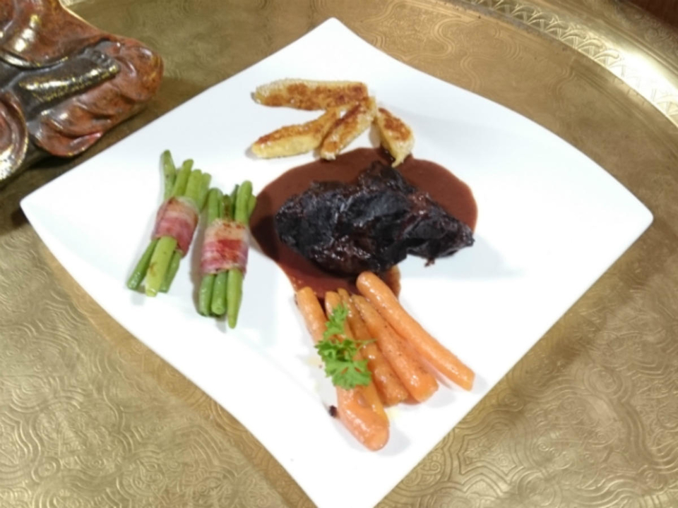 Rinderbäckchen mit Sesamschupfnudeln und Prinzessböhnchen