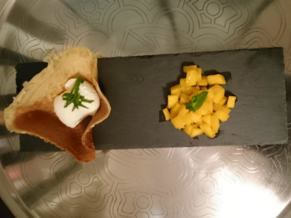 Buttermilchcrème im Körbchen mit Mangosalat