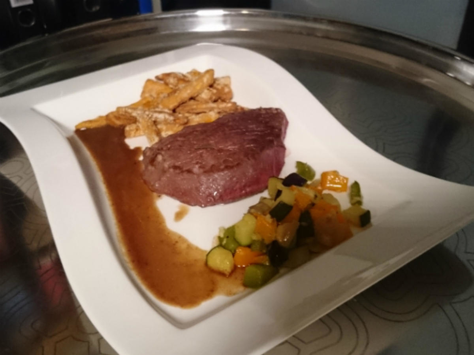 Sous-Vide gegartes Grain-Fed Rind mit Süßkartoffelpommes und mediterranem Gemüse