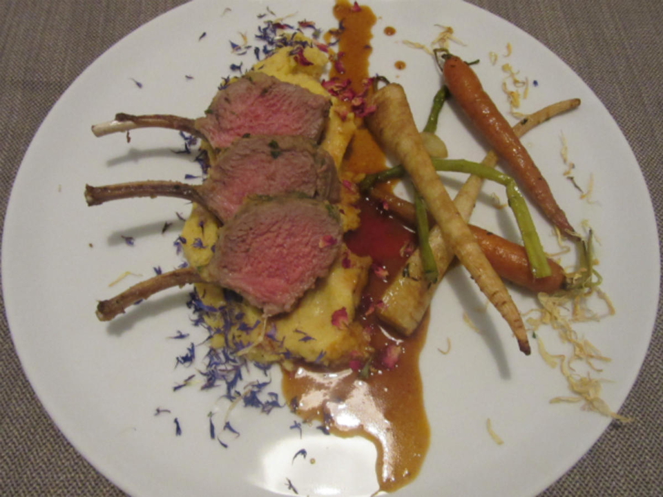 Lammkarree mit Kräuterkruste, Trüffelpolenta und karamellisiertem Gemüse