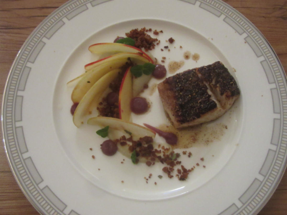 Gewürz-Zander, Topinamburpüree, Apfelcarpaccio, Zwiebelcreme, Schwarzbrot-Lorbeer-Crunch