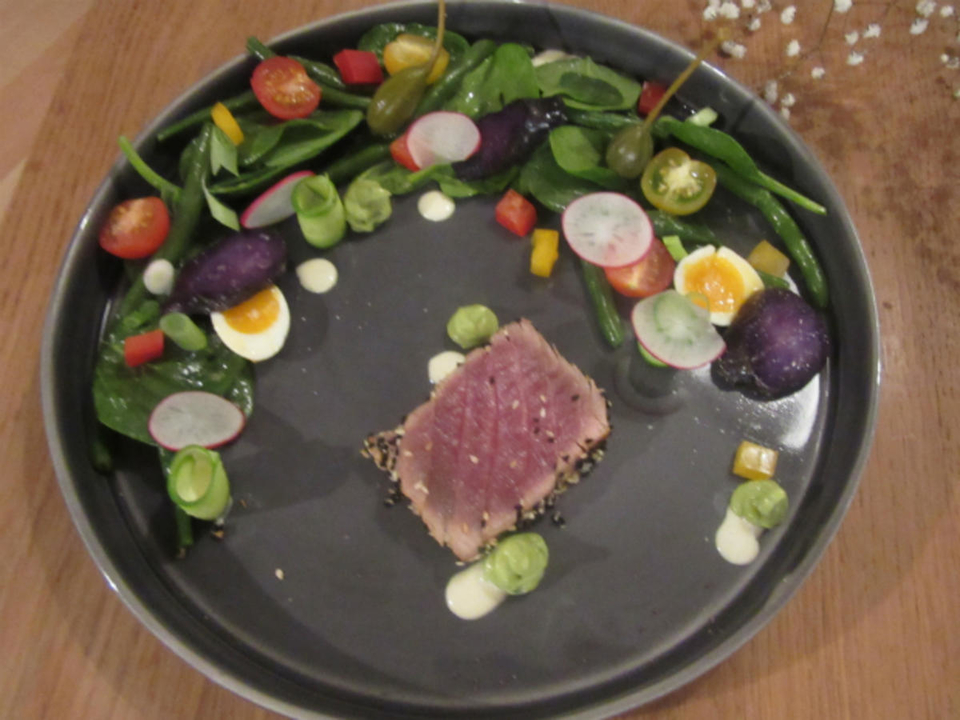 Salade Nicoise nouveaux, Vitelotte, roter Thunfisch und Wachtelei