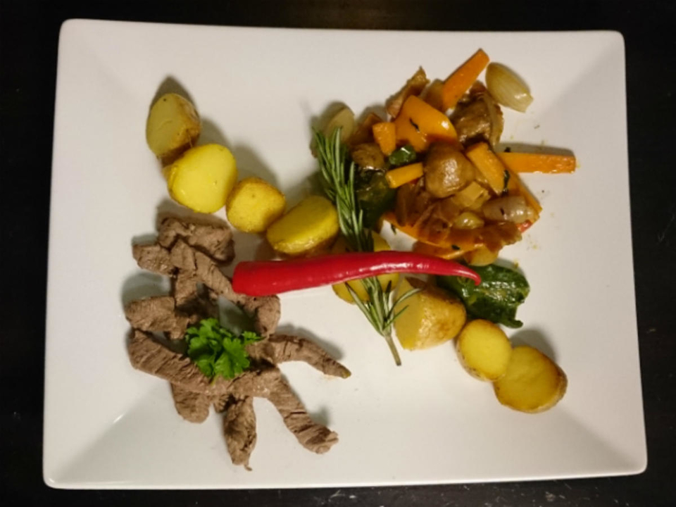 Scharfes Gemüsepfanderl mit Rinderfiletspitzen, Knoblauch-Rosmarin-Kartoffeln