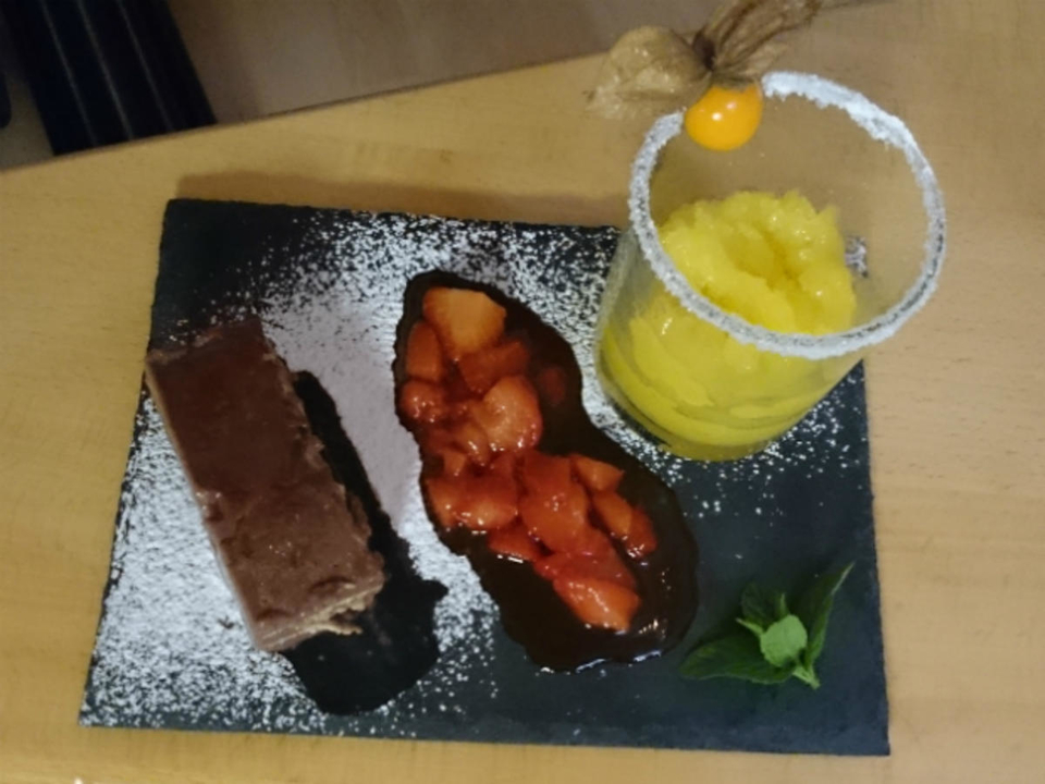 Kalter Hund jagt Mango-Sorbet und karamellisierte Erdbeeren