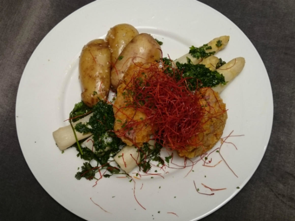 Gebackenes Kalbsfilet auf in Kerbel geschmortem Spargel dazu Sesamkartoffeln