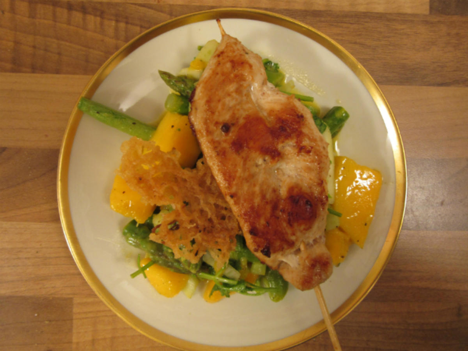 Mango-grüner Spargel–Salat mit Saté-Spieß und gebackenen Reisnudeln