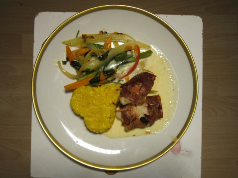 Seeteufelmedaillons in Serranoschinkenmantel auf Ratatouille-Gemüse mit Safranrisotto