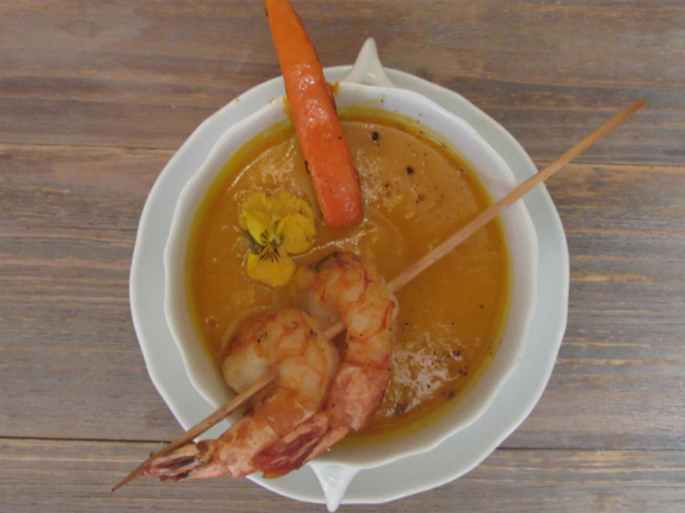 Sonnige Ingwer-Kürbissuppe mit gegrillter Gamba