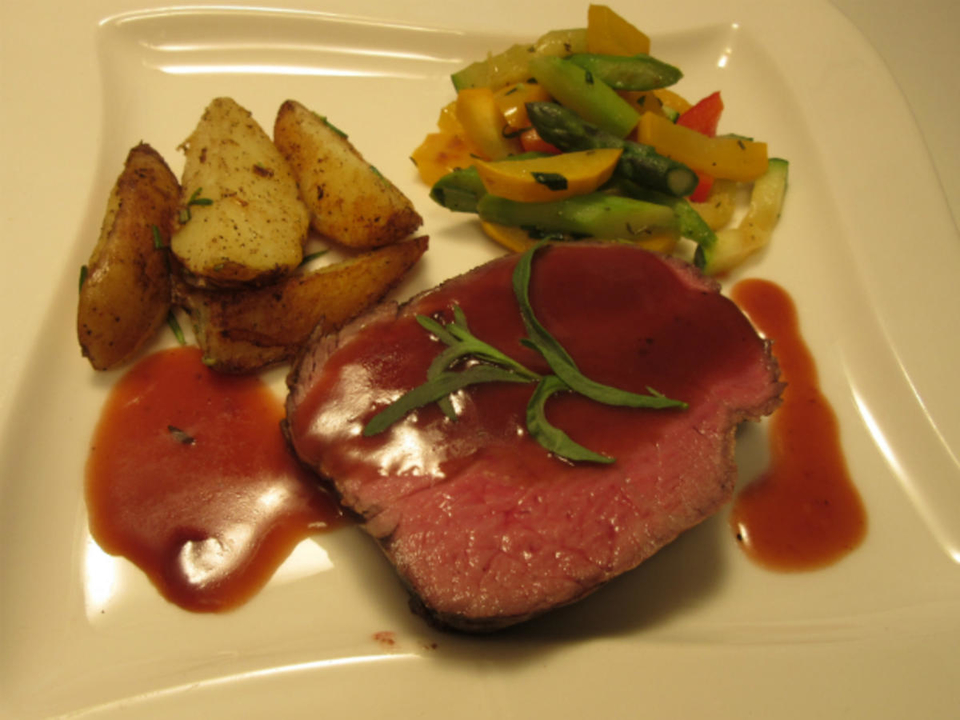 Rinderfilet in Burgundersoße mit Bratgemüse