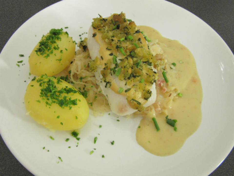 Bio-Kabeljaufilet mit einer Kräuterkruste an Sauerkraut auf Salzkartoffeln & Senfsoße