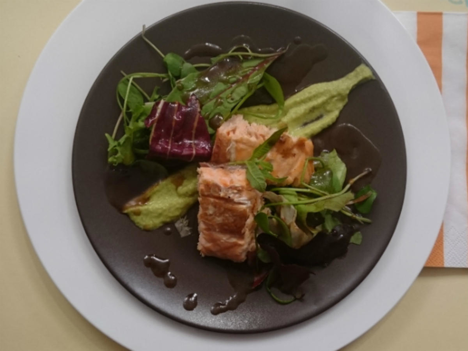 Feinster Räucherlachs mit Spargel-Zitronenpesto