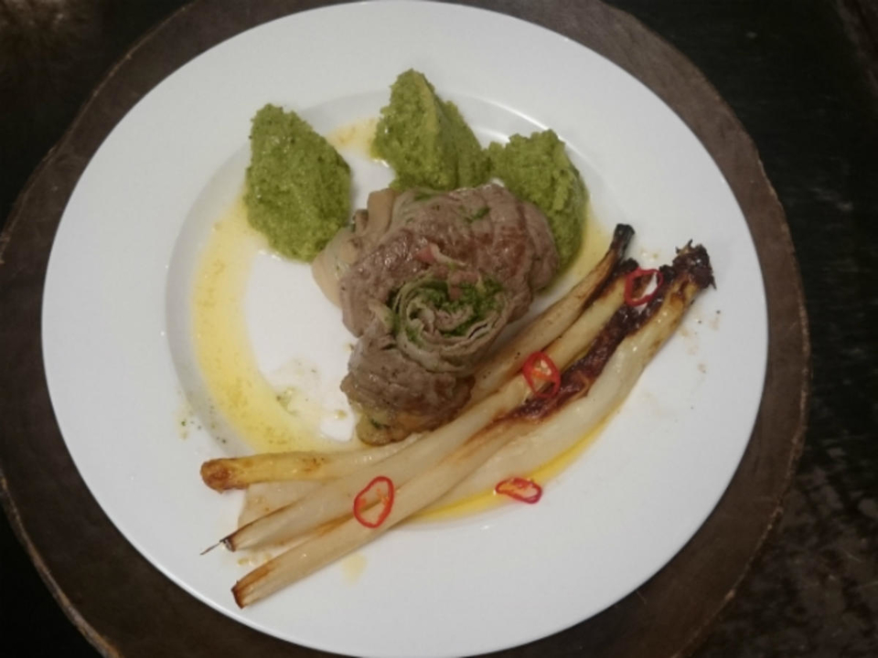 Roastbeef-Involtini mit Pestofüllung, ofengegarter Spargel und Kräuter-Polenta-Nocken