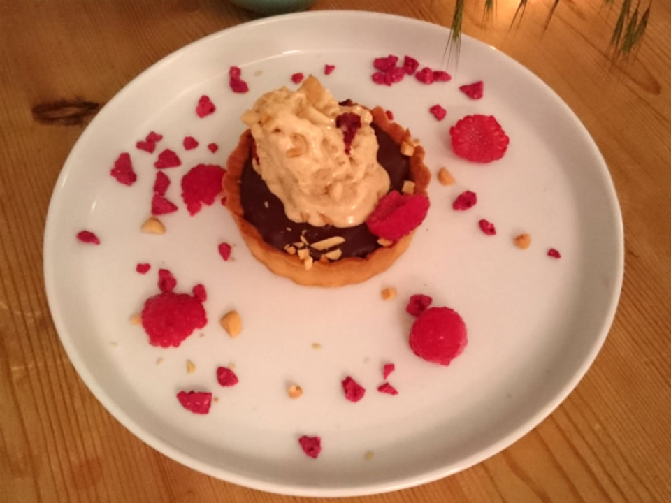 Peanut- Butter-Jelly-Tarte mit Erdnusseis und Himbeere
