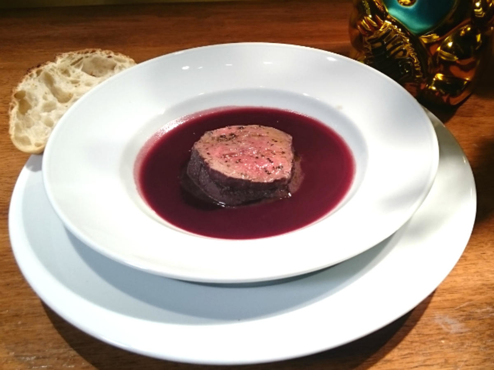Pochiertes Filet vom Bio-Weiderind / Jus vom Primitivo / Gartenkräuter / Ciabatta