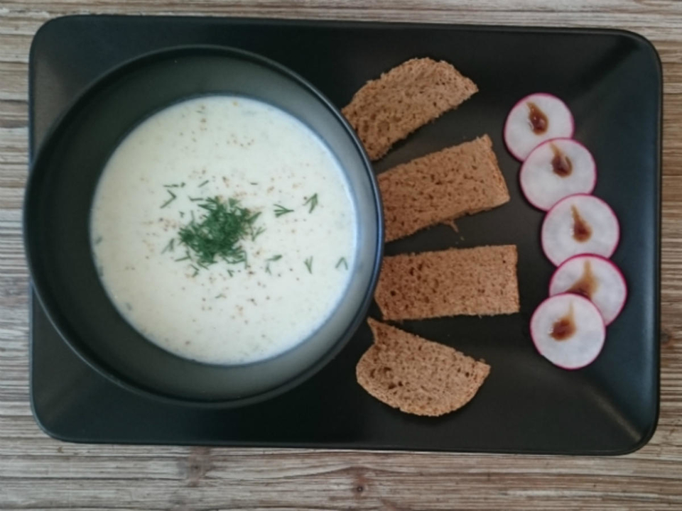 Kalte Senfgurkencremesuppe mit Bierbrot