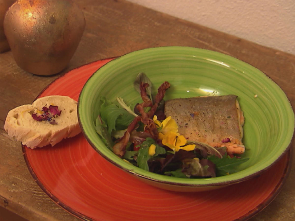 Wildkräutersalat mit Saibling an fruchtigem Honig-Mango-Dressing mit Allgäuer Speck