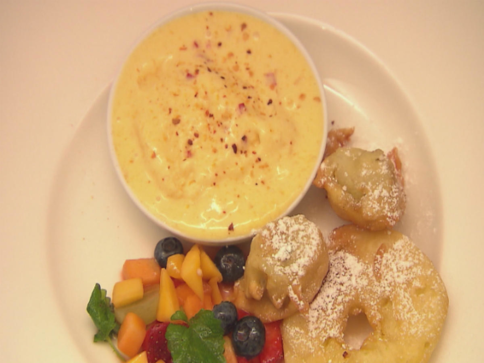 Cremiges Mangoeis mit Kokos und Chili an gebackenen Bananen und Äpfeln