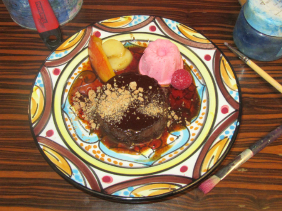 Liaison vom Bonet (Piemonteser Pudding) mit Himbeereis und flambierten Pfirsichen