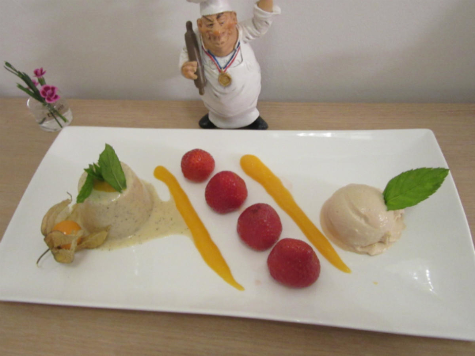 Panna Cotta von der Tahitivanille an frischen, marinierten Erdbeeren und Rhabarbereis