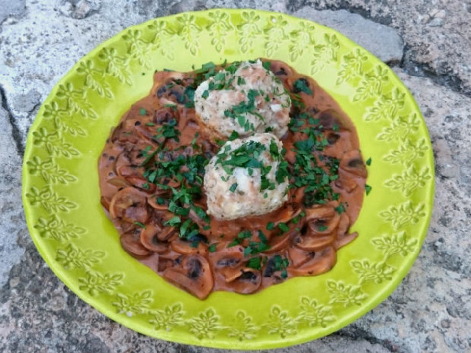 Semmelknödel mit Pilzragout