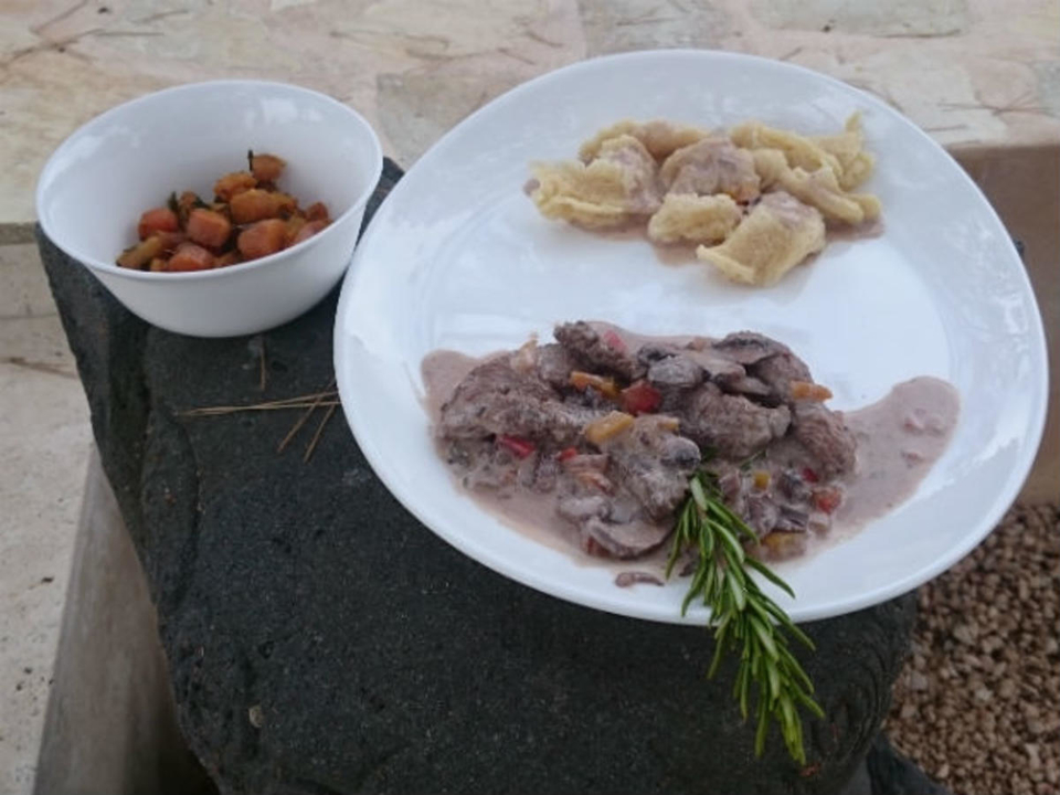 Rindsstroganoff  mit “Großmutters Spätzli“