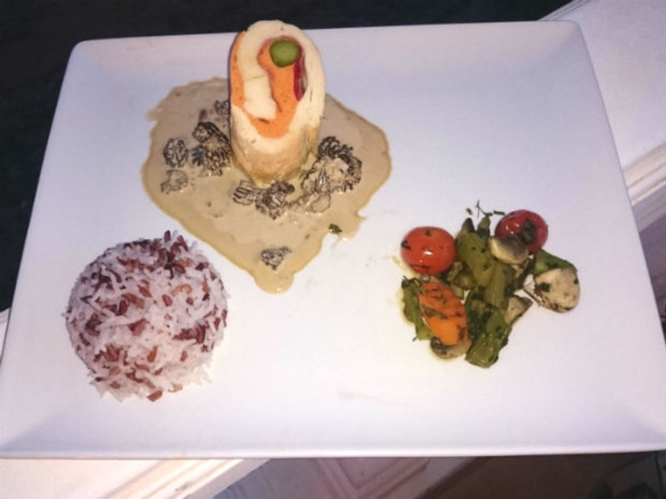 Gefüllte Hähnchenroulade auf Morchelsoße