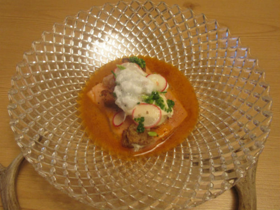 Saiblingsfilet / Alpenländischer Brotsalat / Tomatisierter Räucherfond