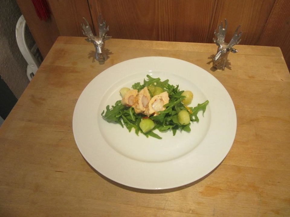 Maispoulardenbrust mit Garnele gefüllt zu Salat mit Orangen Dressing & marinierter Melone