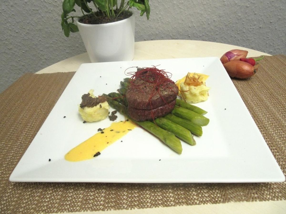 Getrüffelter Pastinaken-Kartoffelstampf mit karamellisiertem Spargel und Rinderfilet
