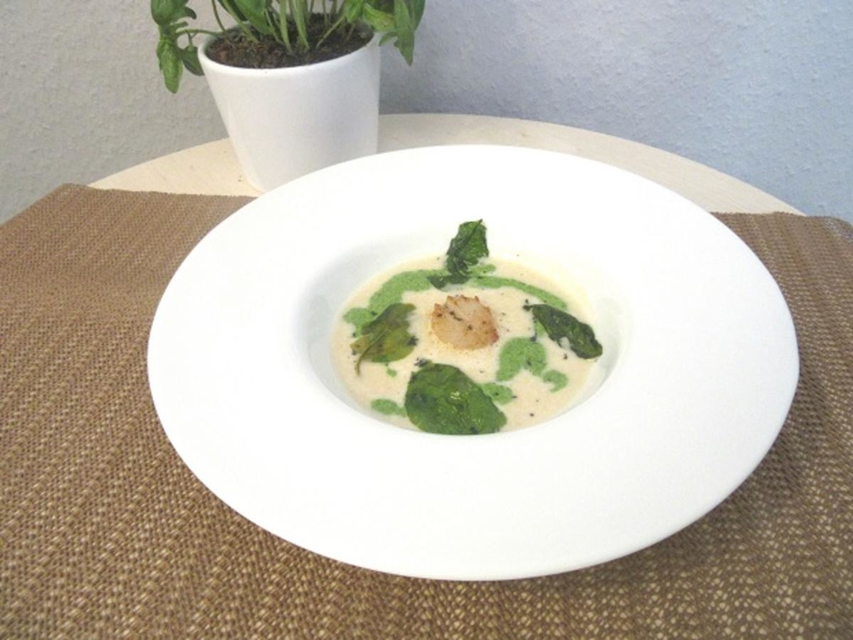 Petersilienwurzelsuppe mit Spinatschaum, frittiertem Spinat und Jakobsmuschel