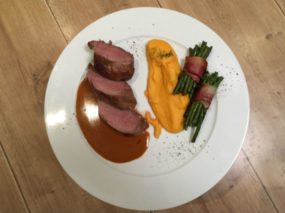 Schweinelende mit Apfel-Sherry-Soße / Sellerie-Kartoffel-Süßkartoffelpüree