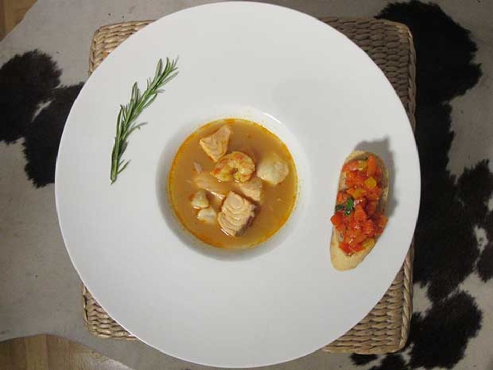 Bouillabaisse vom Edelfisch mit Paprika-Bruschetta