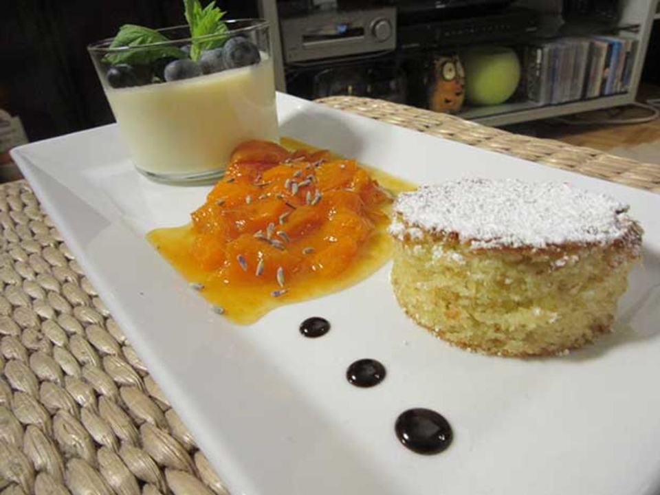 Cava-Créme, Aprikosen-Lavendelragout und Mandelkuchenhappen
