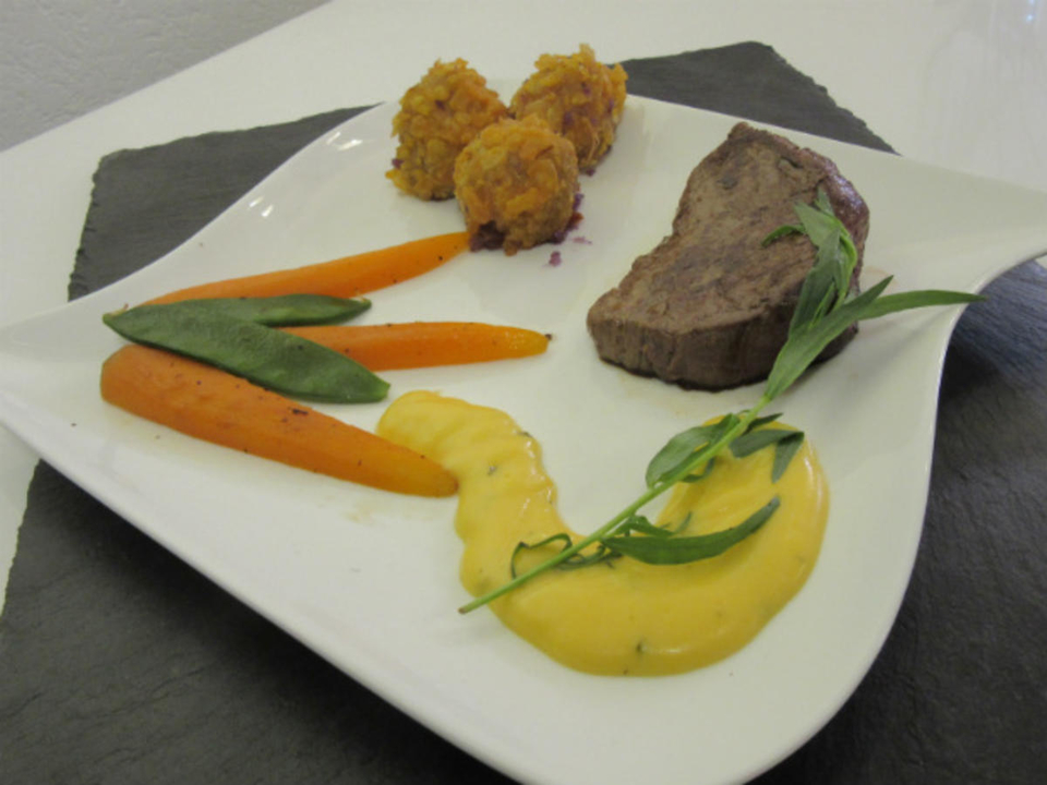 Rinderfilet an Sauce Bearnaise mit Kartoffelbällchen und Zuckerschoten