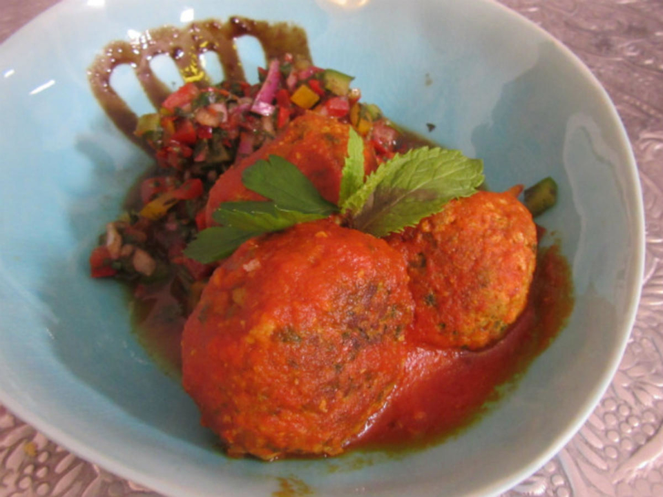 Orientalische Lamm- und Rinderbällchen in Tomatensud an Paprika-Minz-Salat