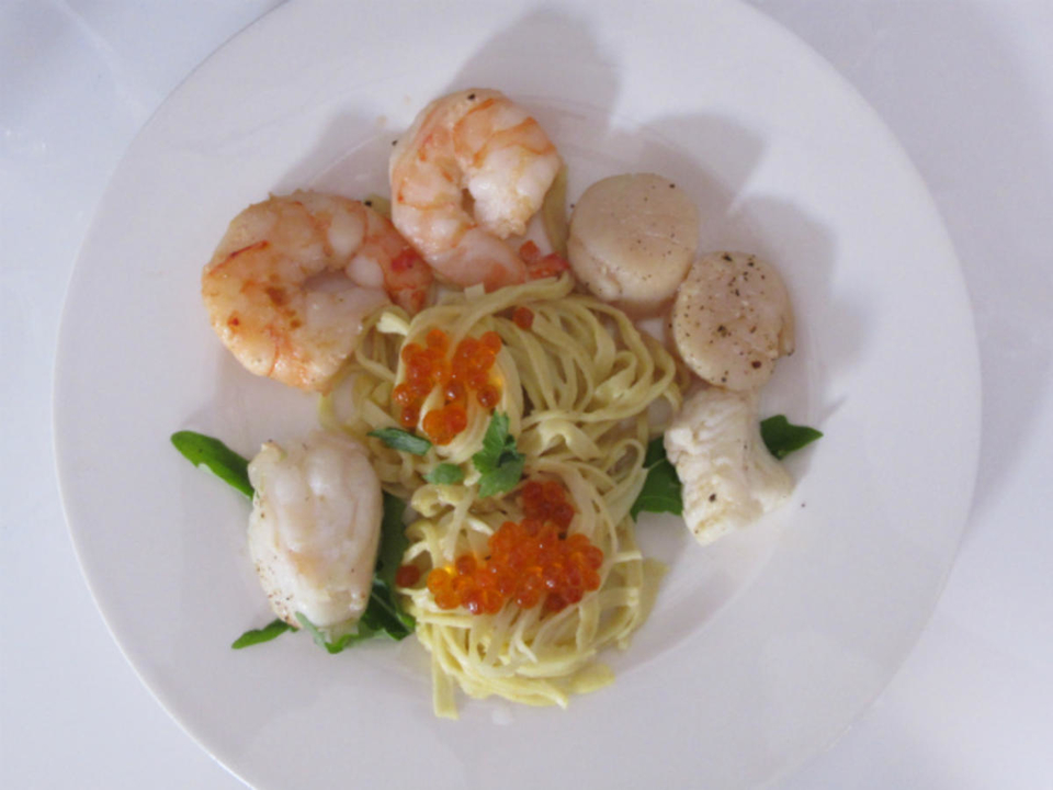 Pasta in Safran-Orangen-Soße mit Jakobsmuscheln, Garnelen und Seeteufel