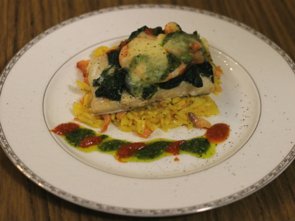 Überbackenes Kablejaufilet, Garnelen, Spinat mit Safranorzo und geräuchertem Lachs