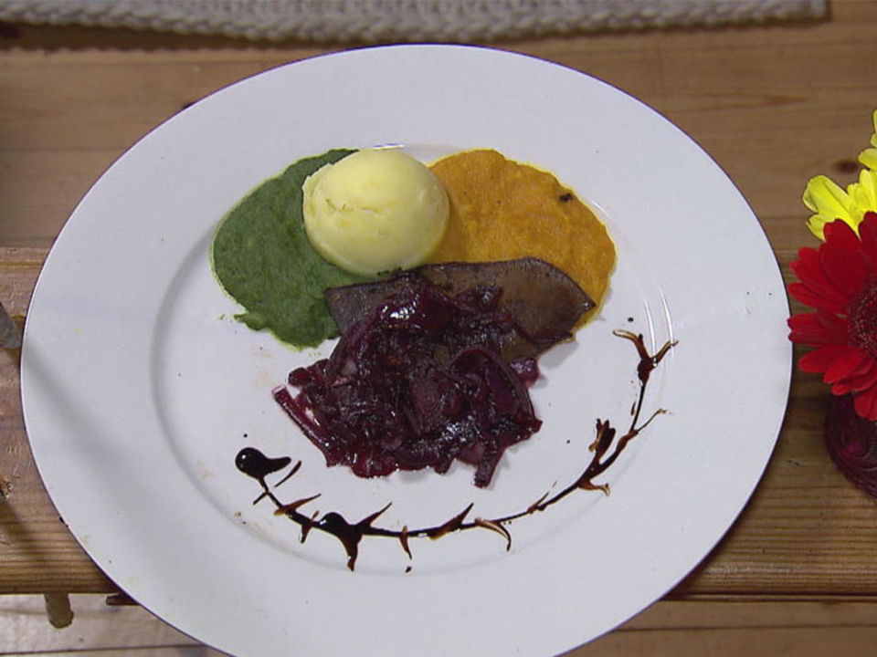 Gebratene Lammleber auf Spinat-/Kartoffel- und Kürbisbett mit karamellisierten Zwiebeln