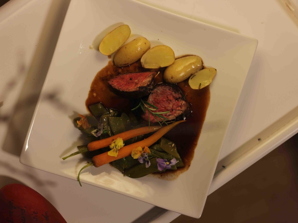 Supreme vom Rind aus dem Bergheu mit Vanillekarotten, Zuckerschoten und Rosmarinkartoffeln