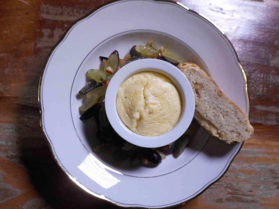 Herzhaftes Käsesoufflé mit Traubensalsa und Walnussbaguette