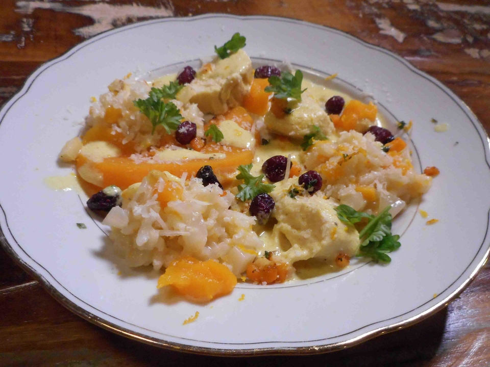 Maishähnchen mit Muskatkürbis, Joghurtsoße, Petersilienwurzel-Risotto und Gremolata
