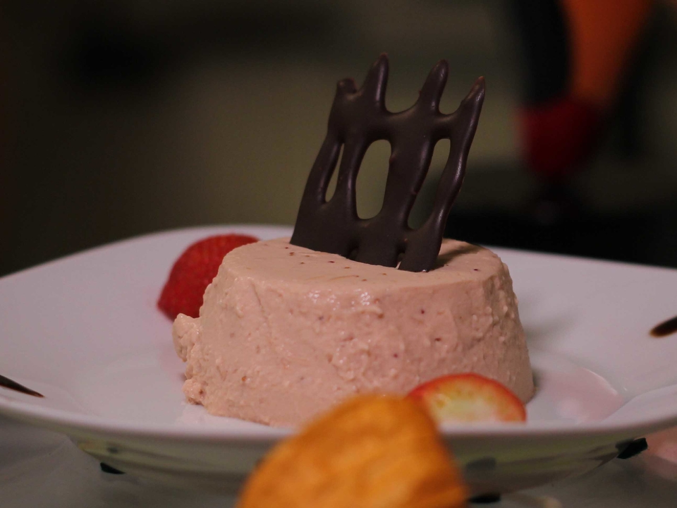 Panna Cotta mit Kokosblüten-Zucker und frischen Erdbeeren auf Balsamico-Crème