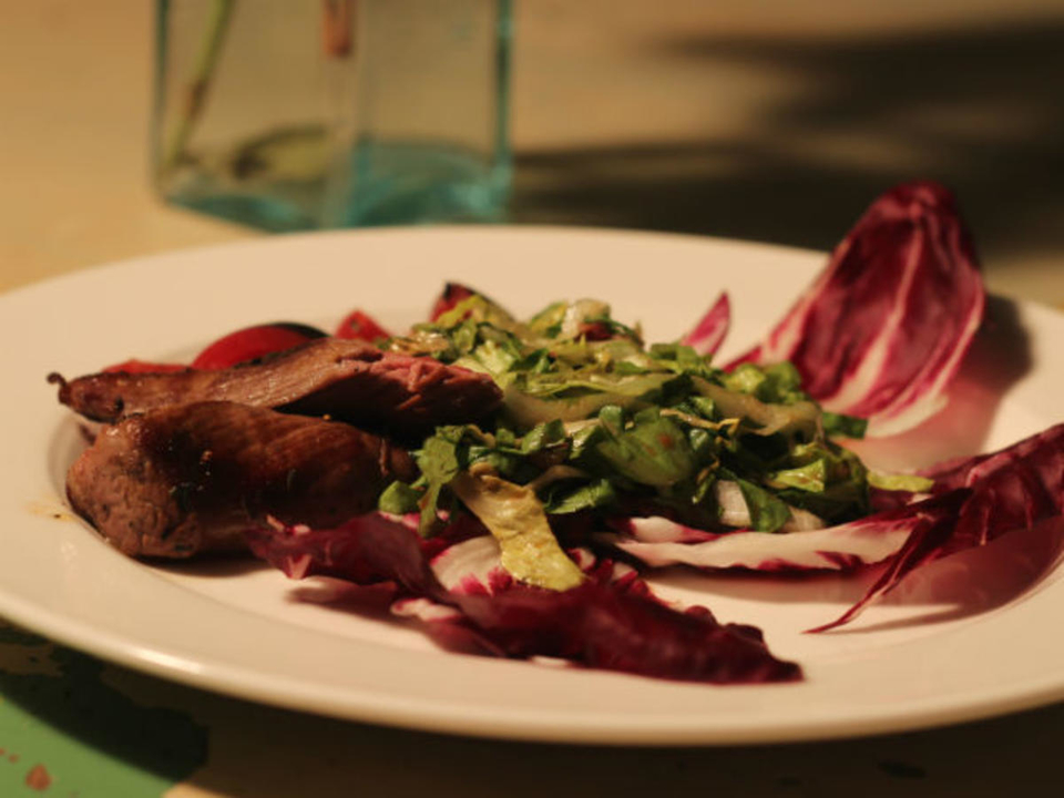 Endiviensalat mit Liebstöckel, Speck und Lammfilet