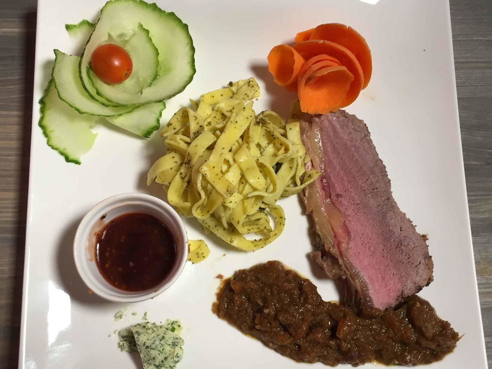 Roastbeef mit Chicorée an Kirsch-Senf-Sauce