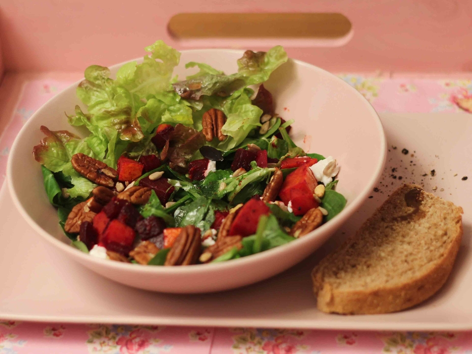Winterliche Blattsalate aus der Region mit warmem Kürbis und Roter Bete