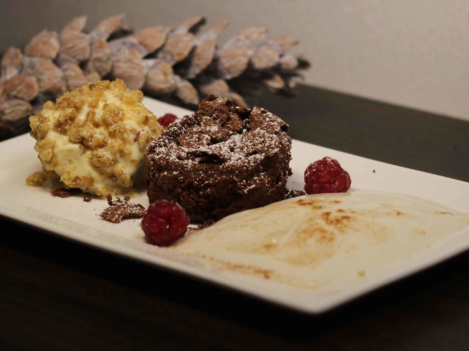 Schokoladensoufflé, Eierliköreis im Walnusskrokantmantel und Birnen-Espuma