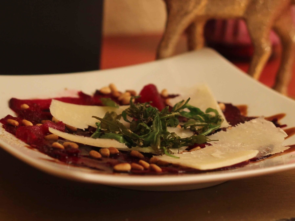 Rote Bete Carpaccio mit Rucolastroh